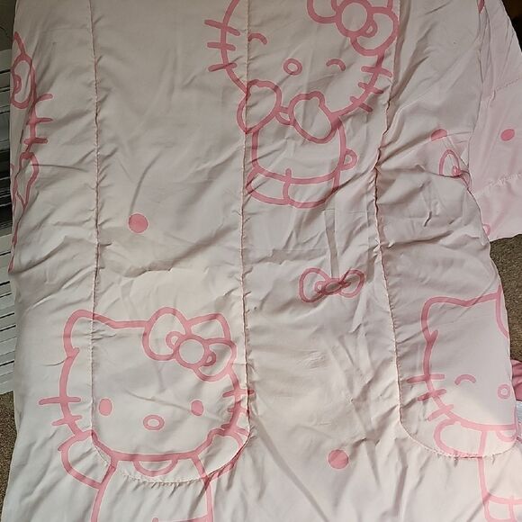 Hello Kitty Pink and Gold Sheet & Comforter Set - Picture 4 of 8